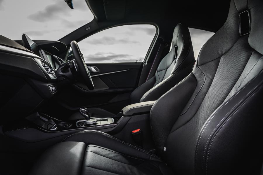 Интерьер BMW M235i xDrive Gran Coupe (F44) 2020 года  (UK) (фото 36 из 47)